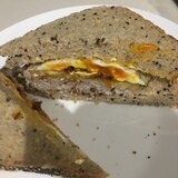 ハンバーグと卵でサンドイッチ